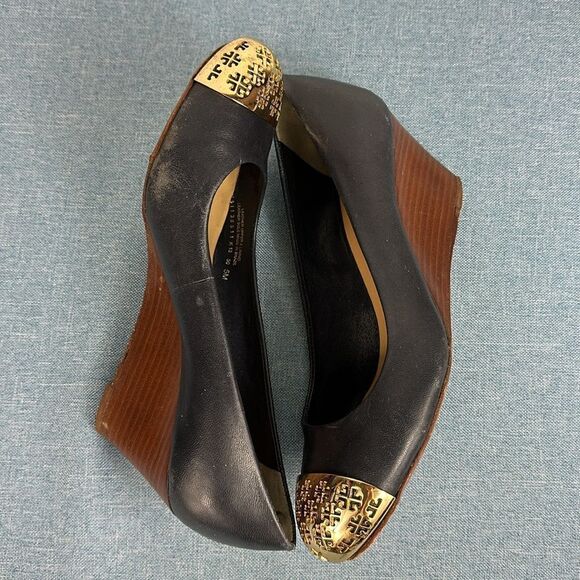 Tory Burch Gold And Navy Blue Leather Wedge Pumps Size 5 - Picture 5 of 10